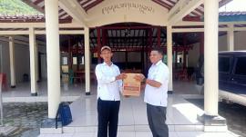 PENYERAHAN BANTUAN LOGISTIK DARI PEMERINTAH KALURAHAN MERTELU UNTUK BENCANA TANAH LONGSOR